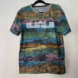 Nike Mens Medium T Shirt LeBron James 13 Akronite Philosophy All-Over Print